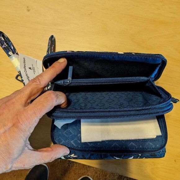 🆕Vera Bradley 3-in-1 Ultralight Water-repellent RFID Crossbody -FLEUR MEDALLION - Picture 3 of 6